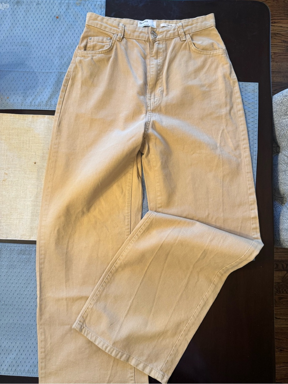 Bershka Women’s High-Rise wide Leg Jeans in Tan